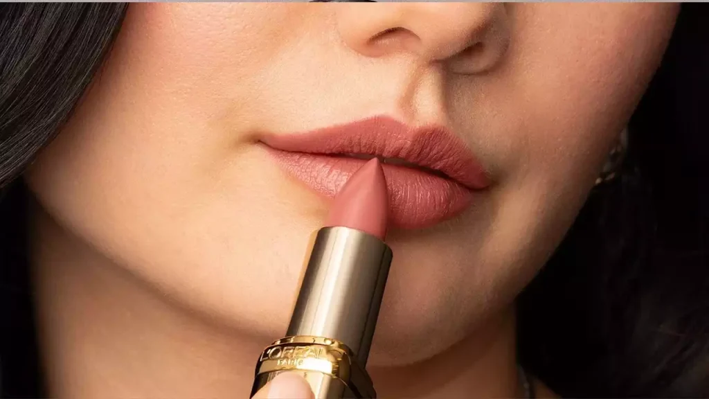 سبک چهارم: آرایش با تمرکز روی لب‌های طبیعی