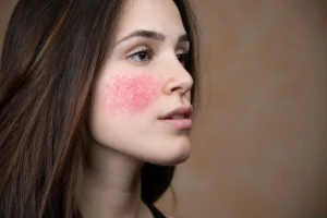 خطرات استفاده از لوازم آرایشی تاریخ گذشته