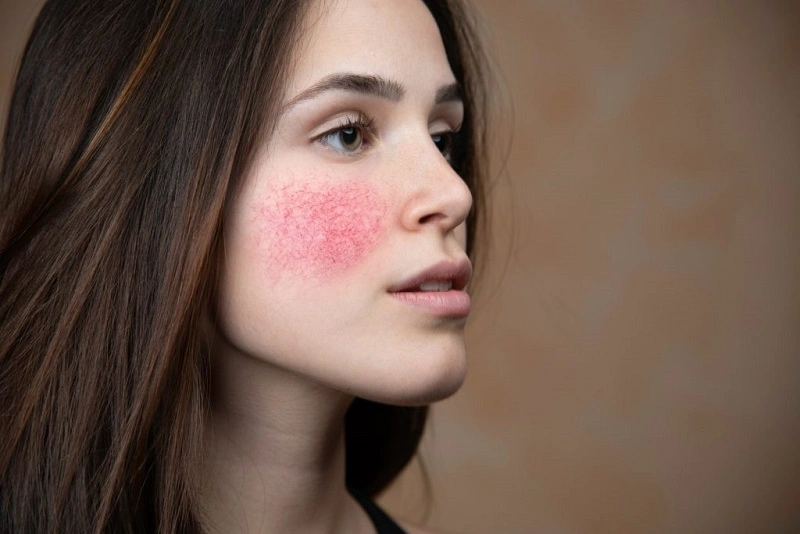خطرات استفاده از لوازم آرایشی تاریخ گذشته